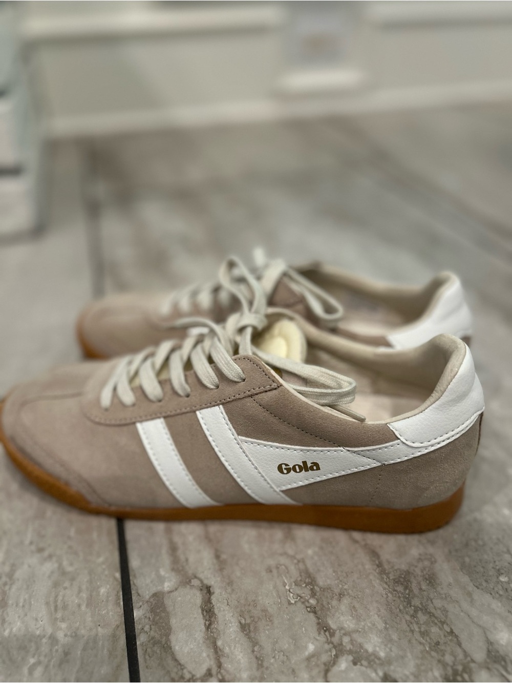 Gola Woman’s Suede Sneakers in Beige and White with Gum Sole - Picture 3 of 7